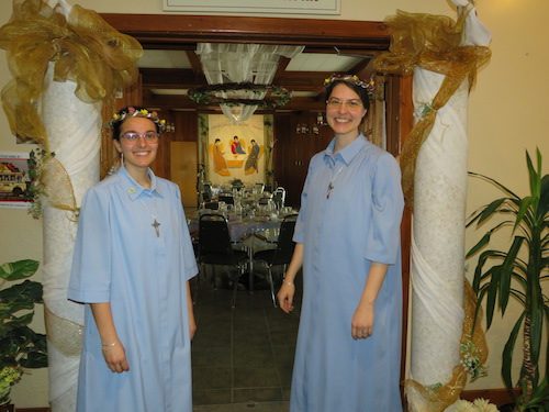 Caroline et Myriam au sein de la Famille Myriam Beth'léhem
