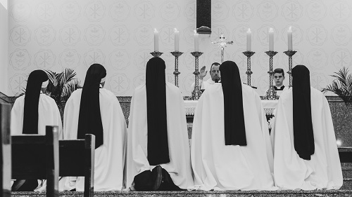 Signes religieux : l’habit fait-il le moine ?