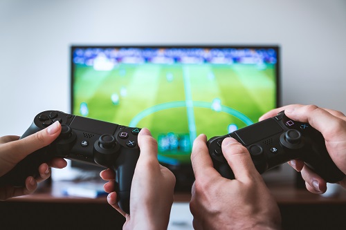Lamphone Phonevilay : des jeux vidéos à la vie religieuse