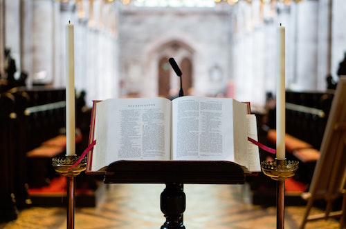 Liturgie : les femmes peuvent désormais être « lecteurs et acolytes » 