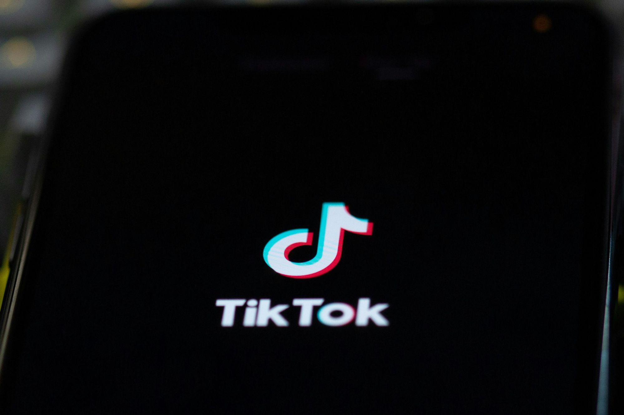 Tik-Tok_Solen-Feyissa-Unsplash.jpg